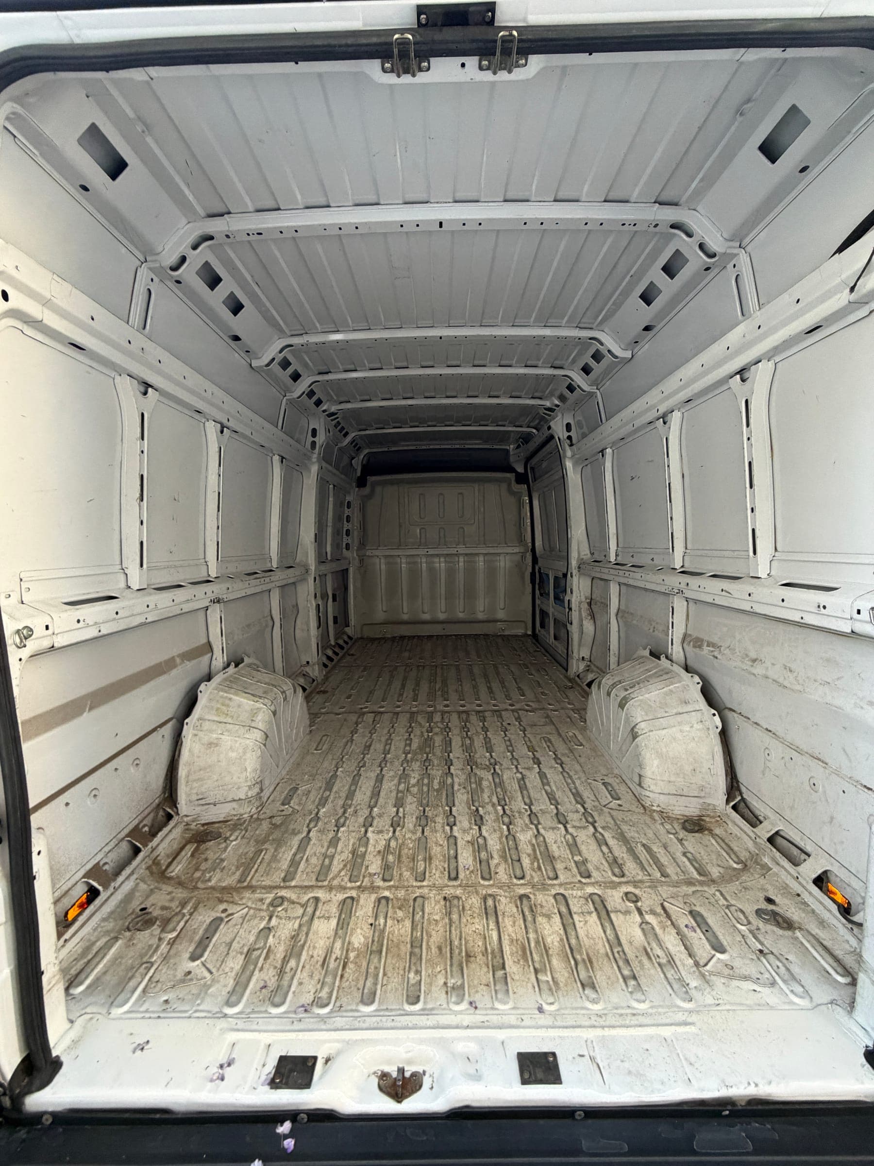 Prije — oštećen originalni pod Fiat Ducato nakon 4 godine korištenja