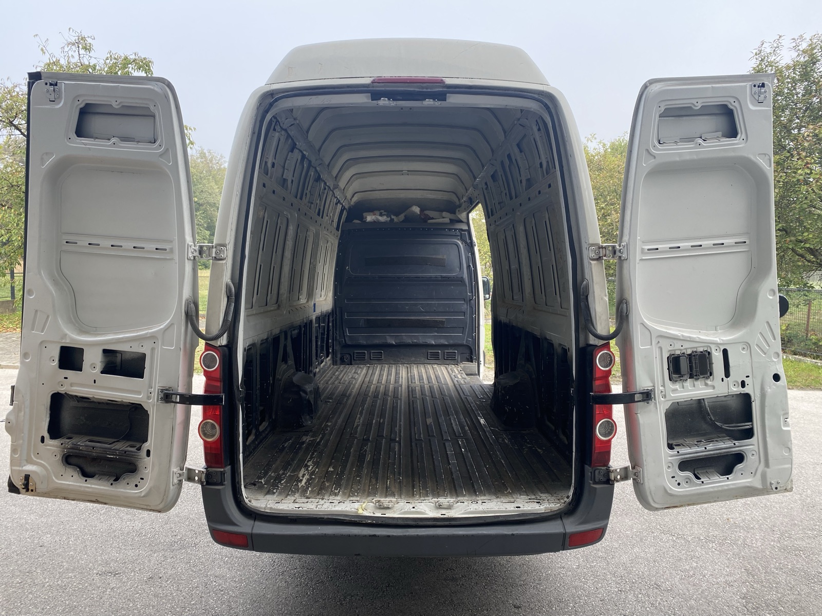 VW Crafter prije obnove — izlizan pod i oštećene stijenke